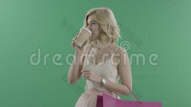 带着袋子的女人一边喝咖啡一边对着<strong>绿幕</strong>等着别人
